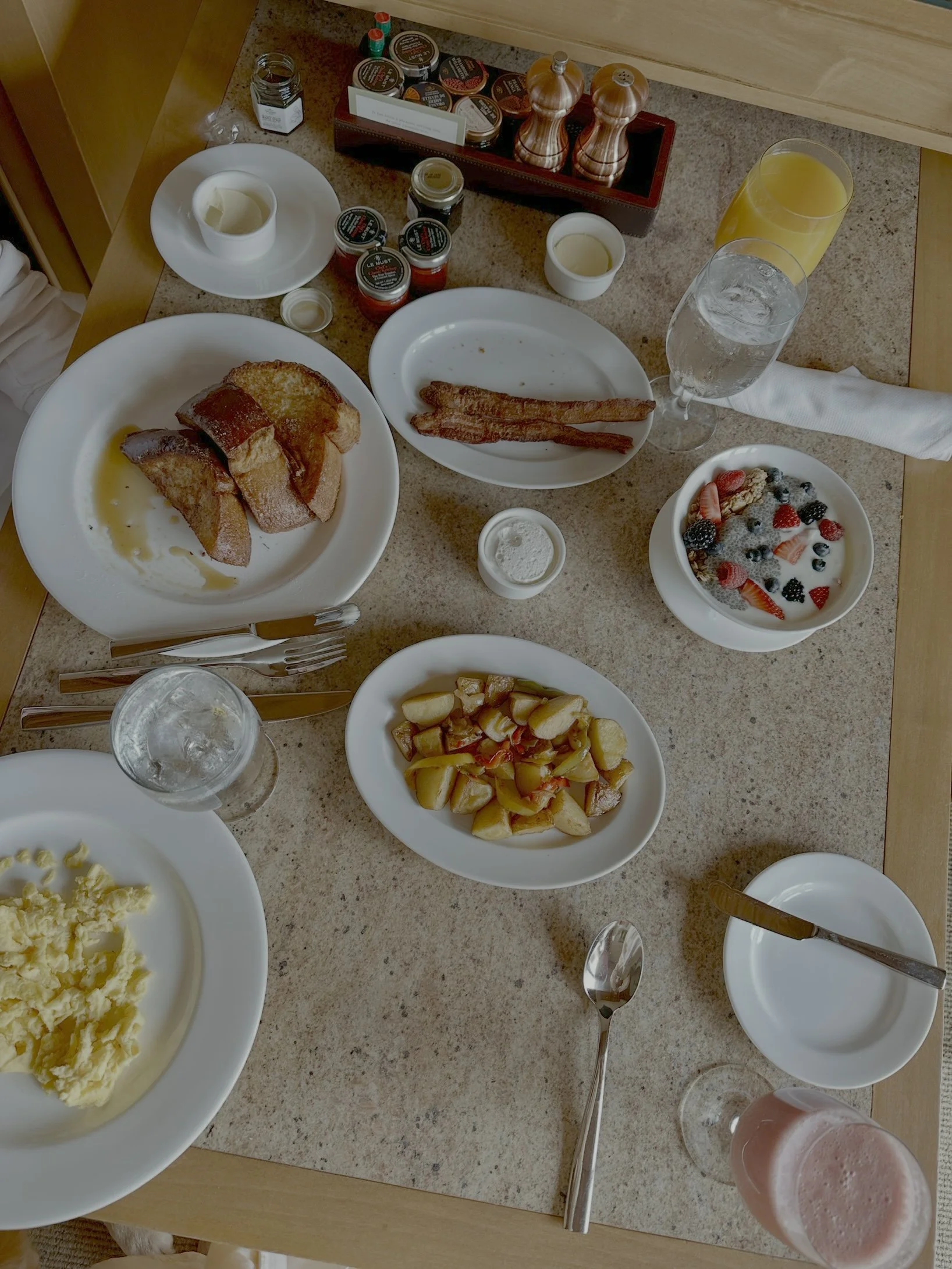 Pelican Hill Resort — The Great Room and in-room dining