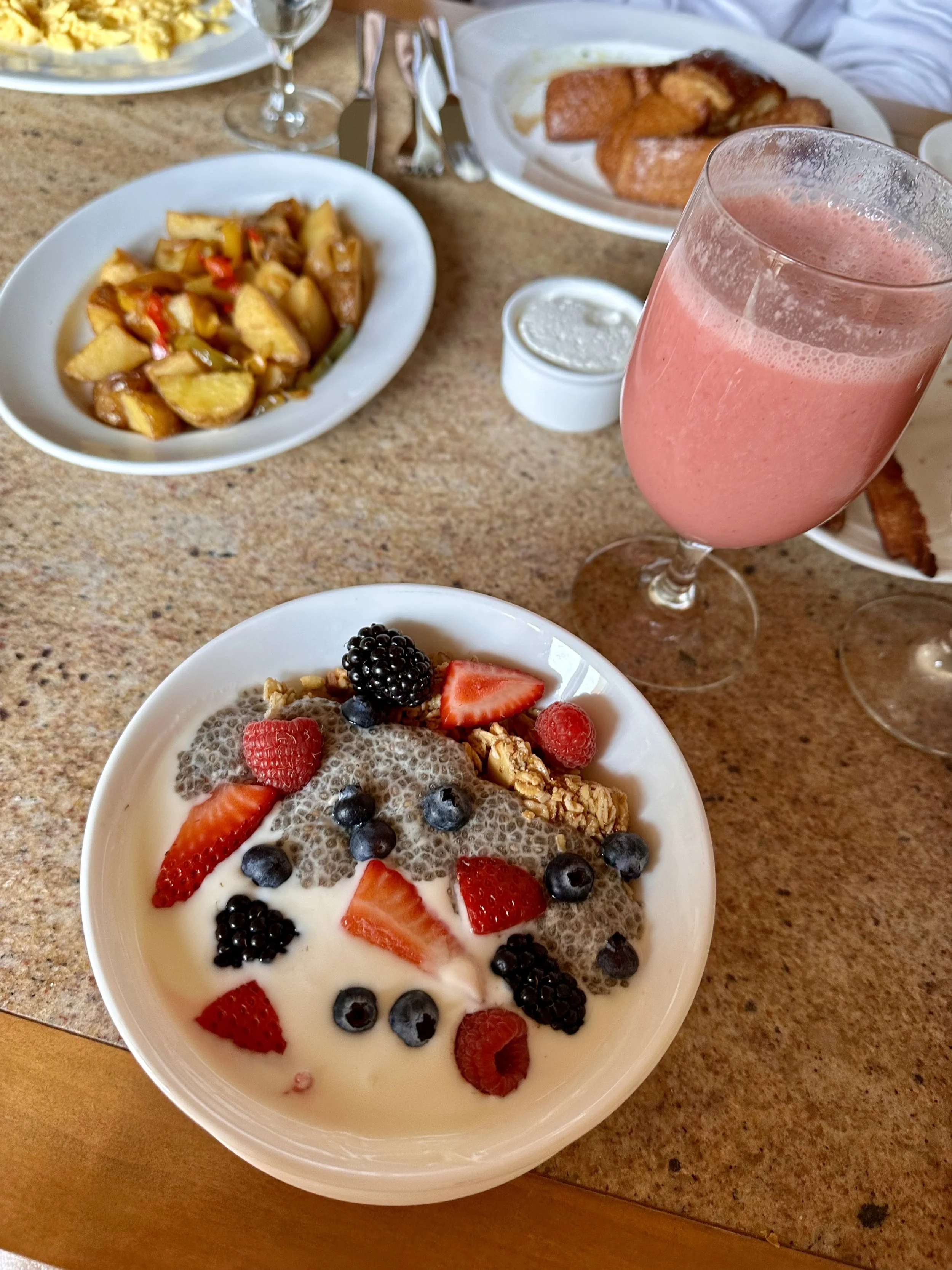 Pelican Hill Resort — The Great Room and in-room dining