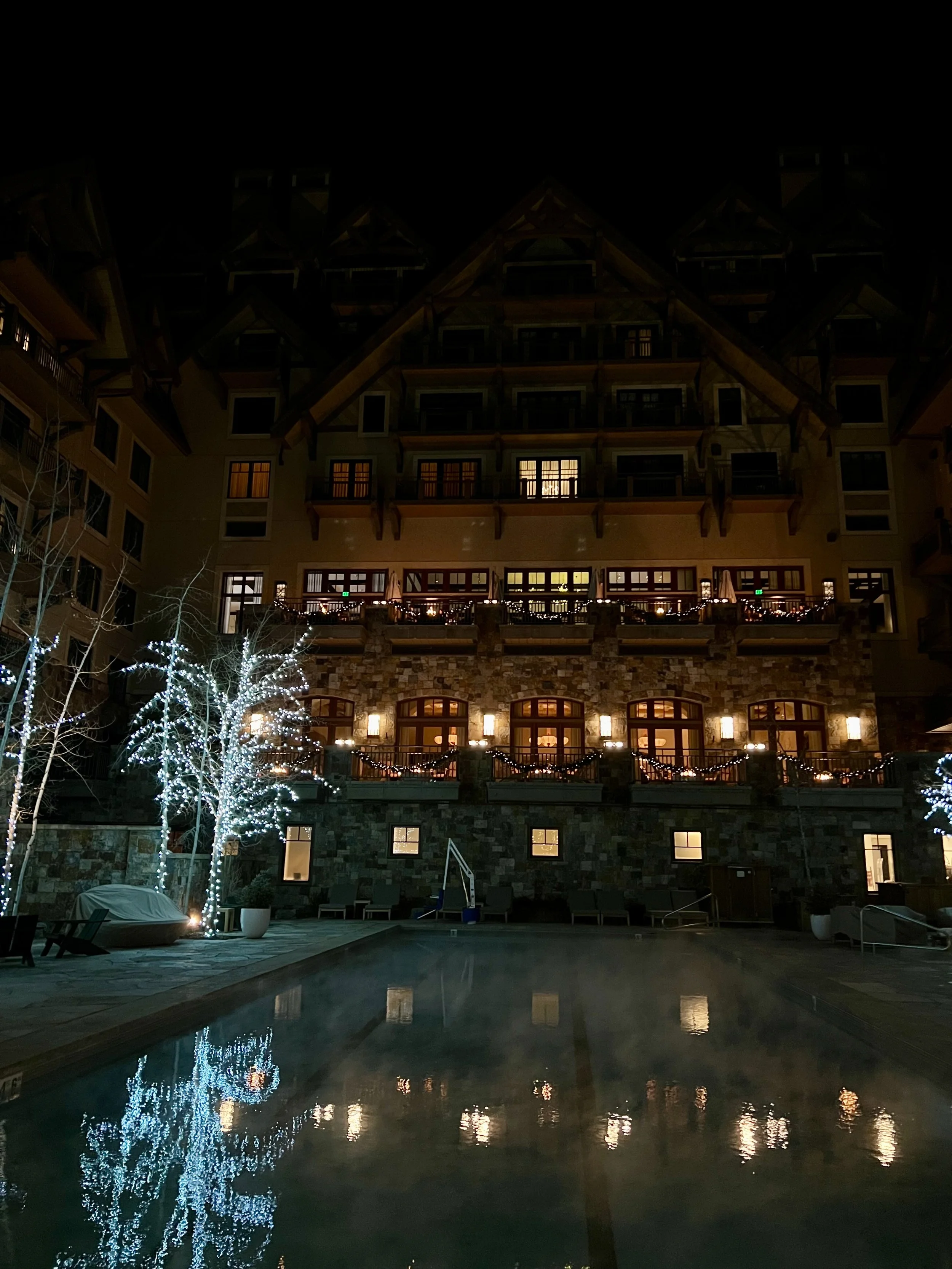 Four Seasons Vail, spa and pool