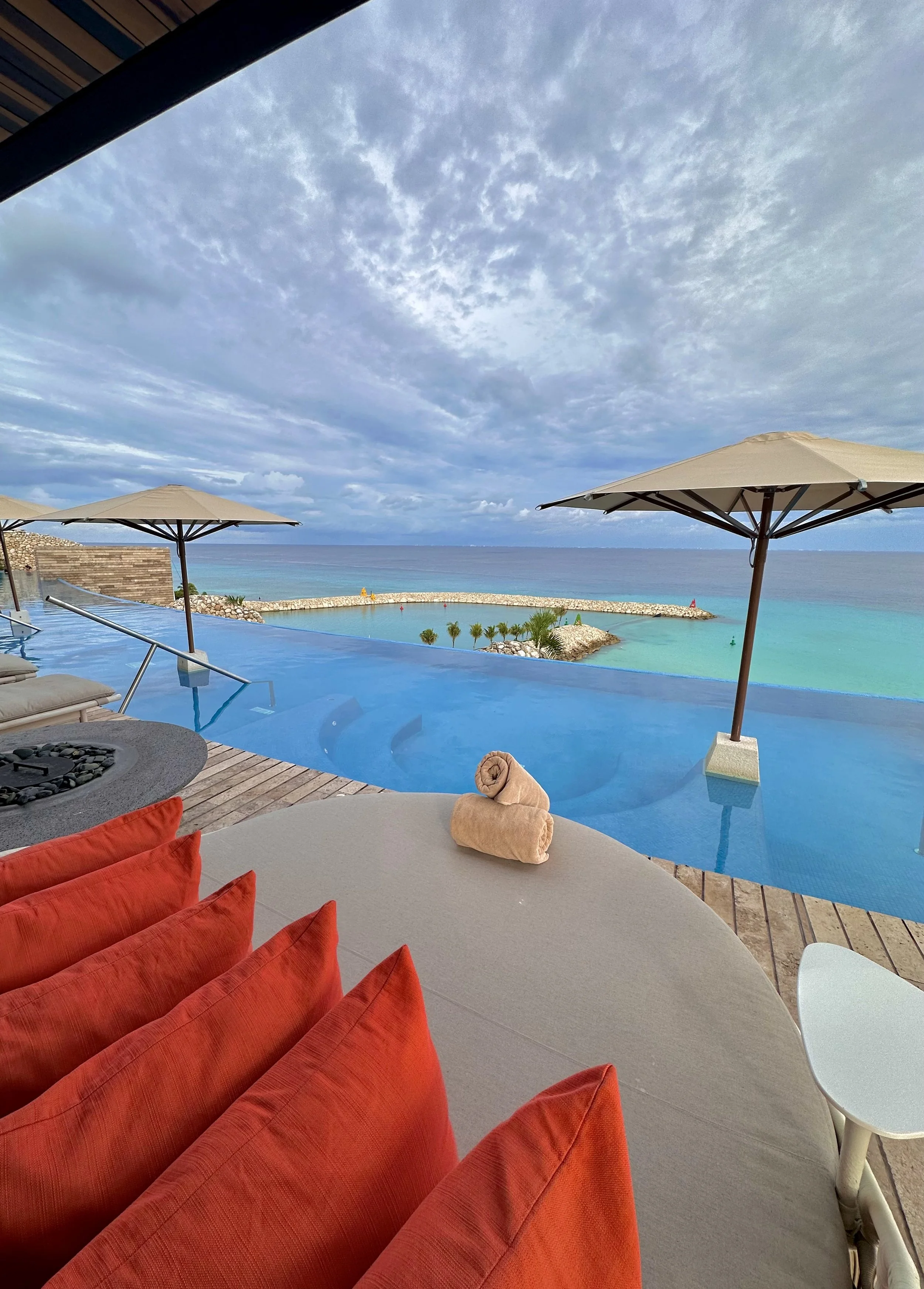 La Casa de la Playa — pools