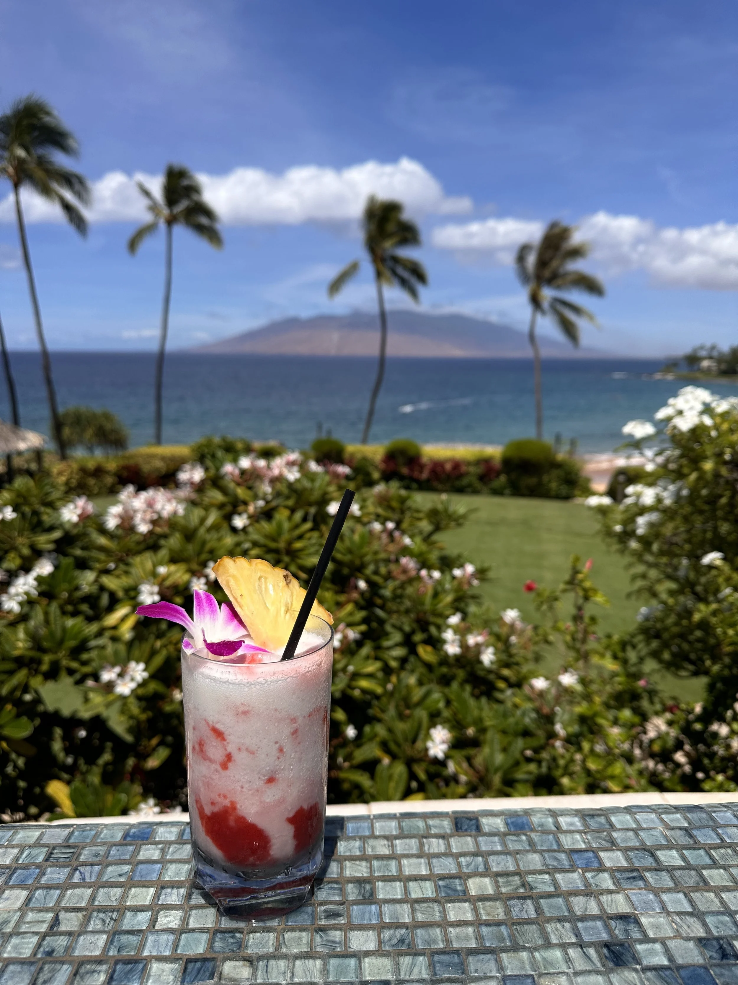 Cocktail pool order in Maui at White Lotus aka Four Seasons!