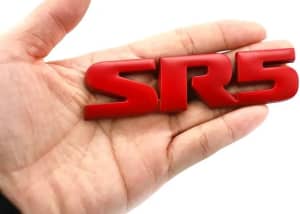 Emblema Rojo Palabra SR5 und. - Car Zone Accesorios Honduras