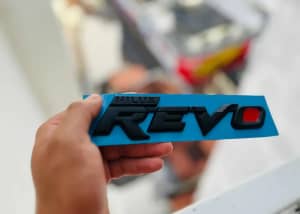Emblema Negro Palabra Revo und. - Car Zone Accesorios Honduras