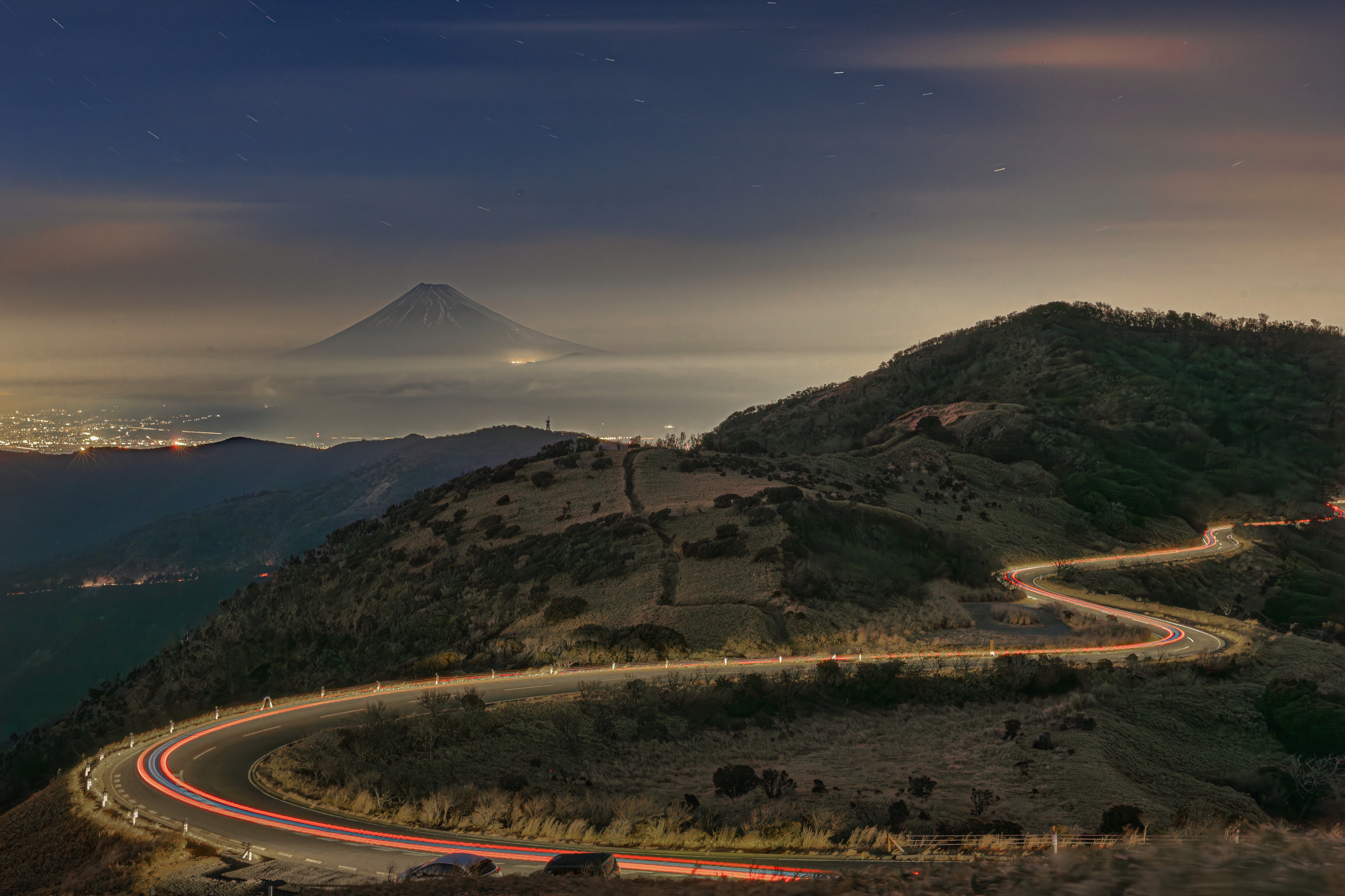 軌跡の奥に浮かぶ