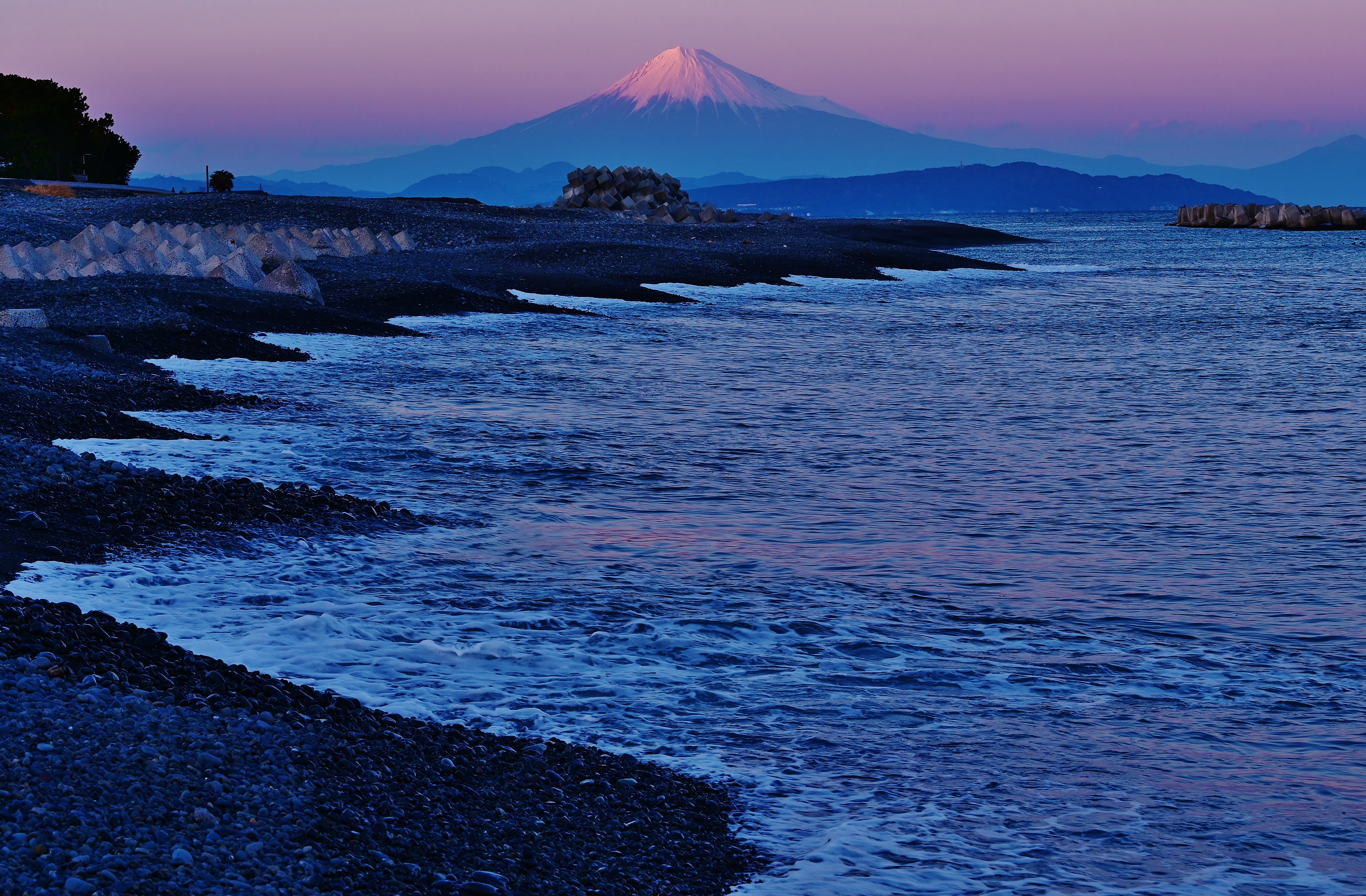 夕暮れ迫る海岸線と遥かなる紅富士