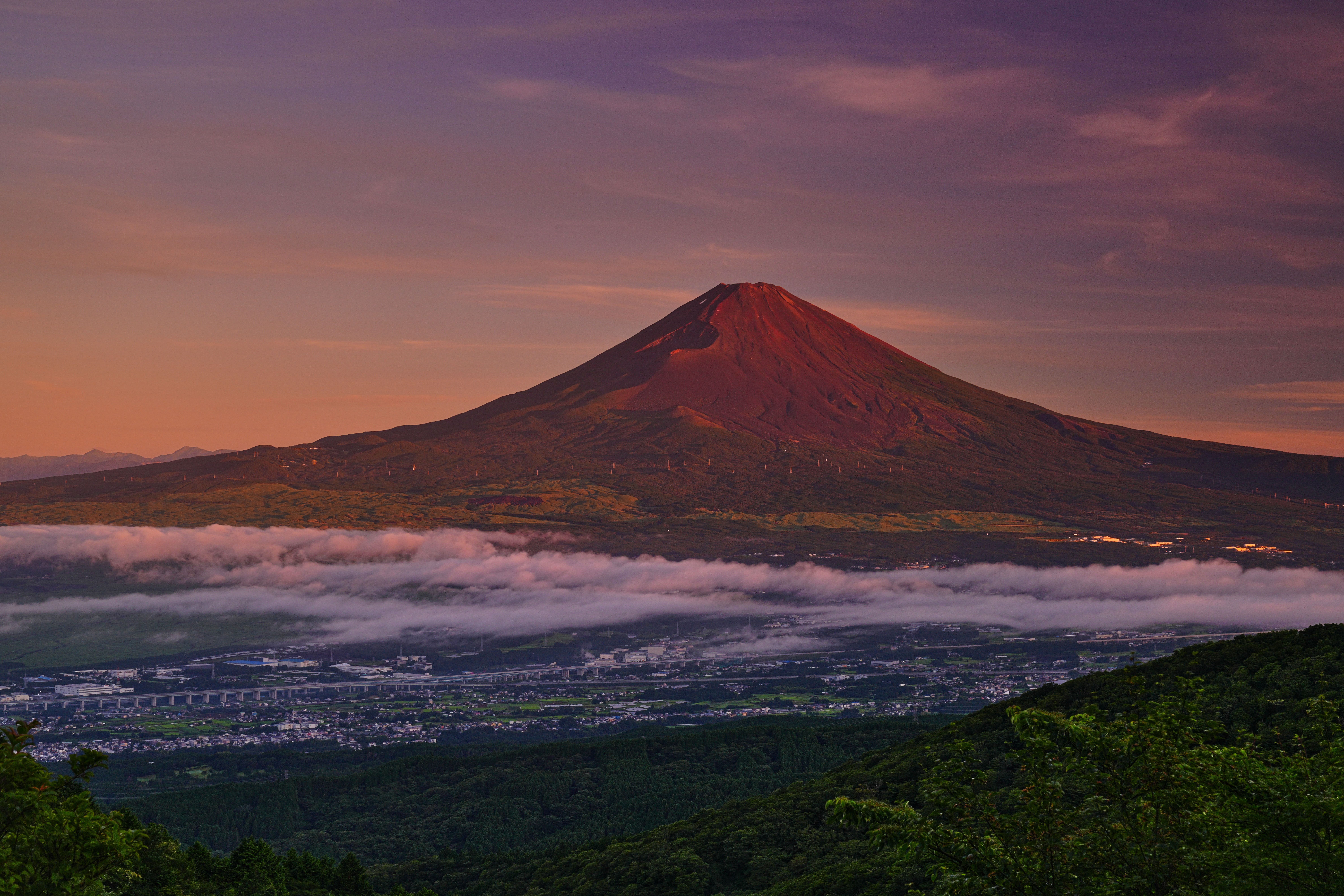 霧残す夏夜明け