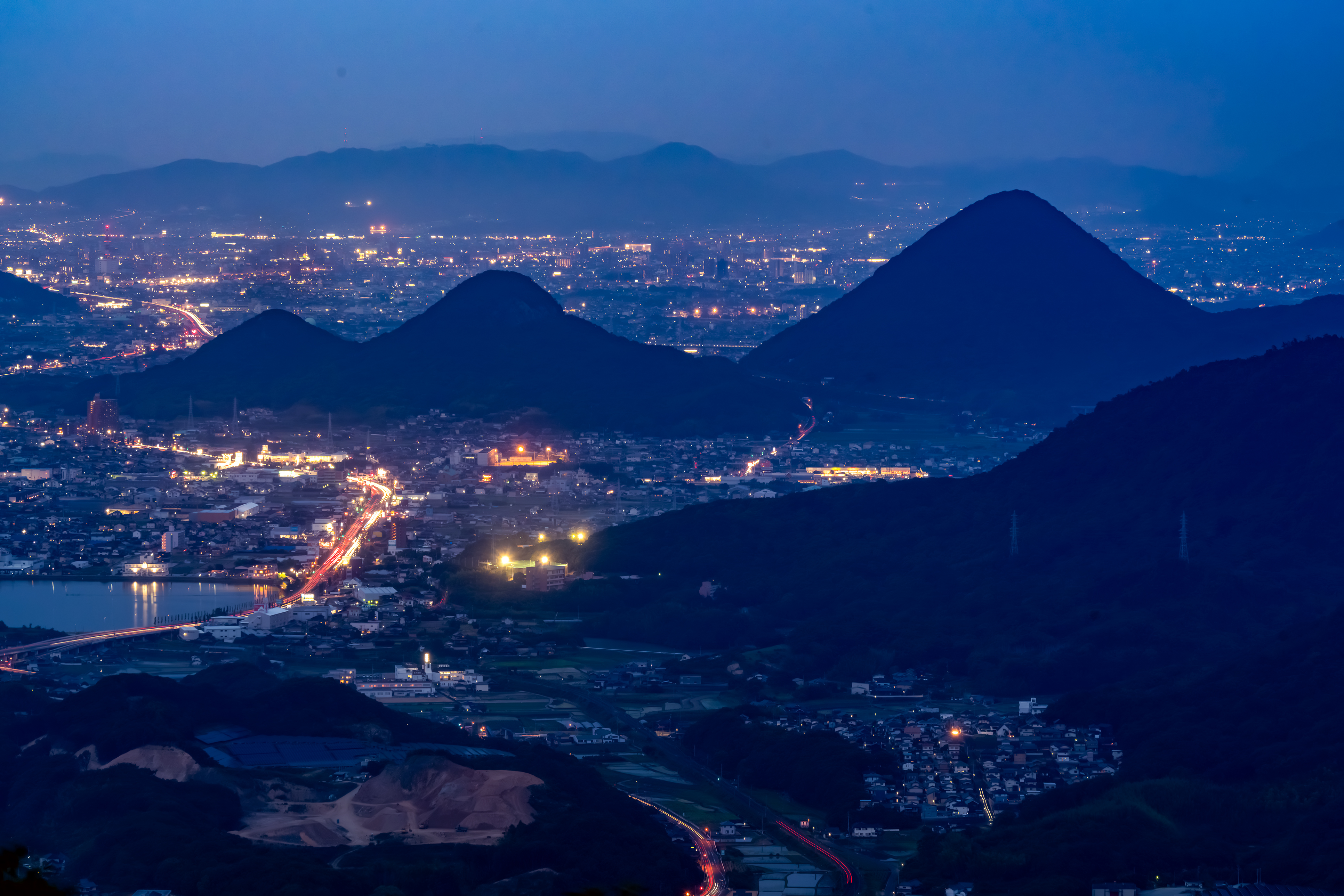 夕暮れのおむすび三兄弟（右から六ツ目山・伽藍山・万灯山）