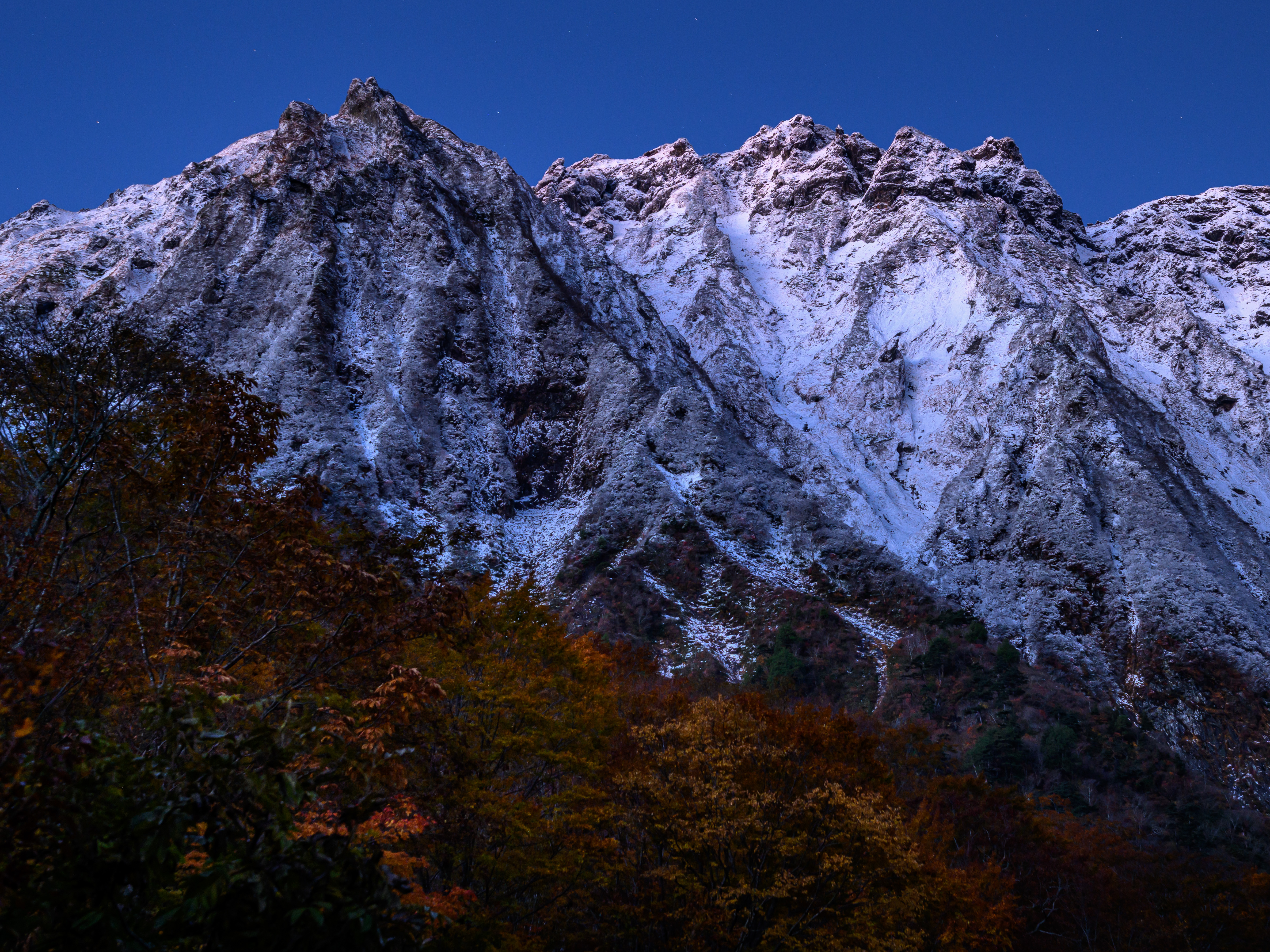 夜明けの谷川岳