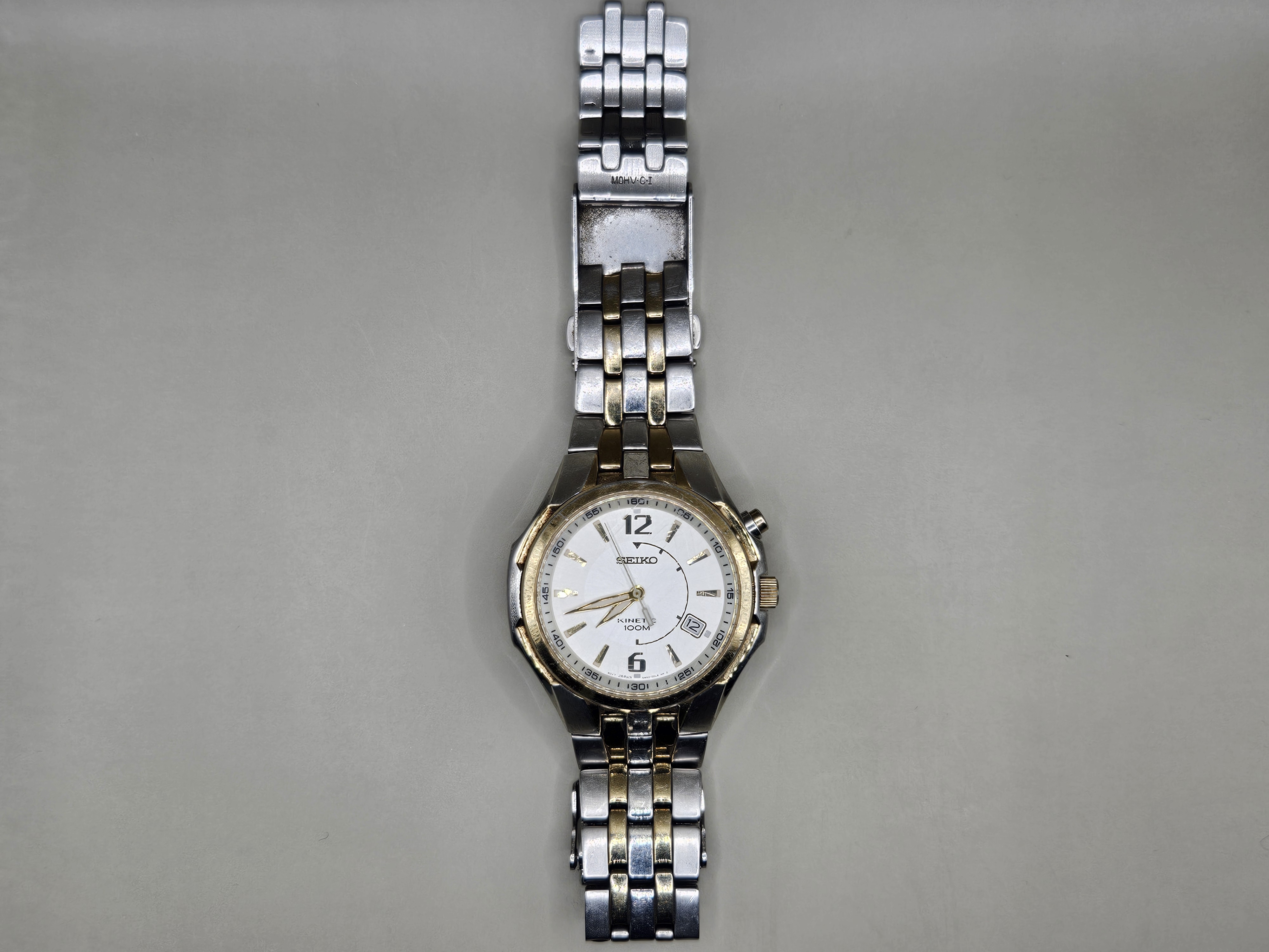 Seiko Kinetic Two-Tone Watch – 5M6x Caliber – White Dial, Date, Exhibition Caseback