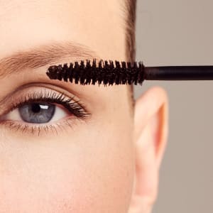 Long Lasting Mascara model - Smudge-proof mascara