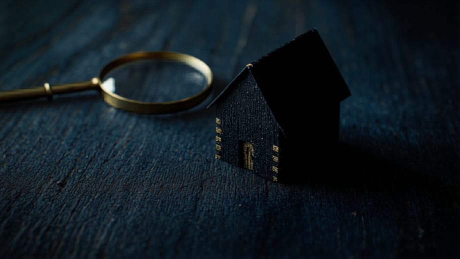 Casa con una grieta sutil revelada por una lupa