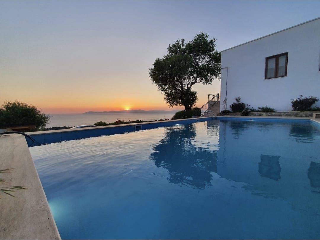 Panoramik Deniz Manzaralı Havuzlu Taş Ev