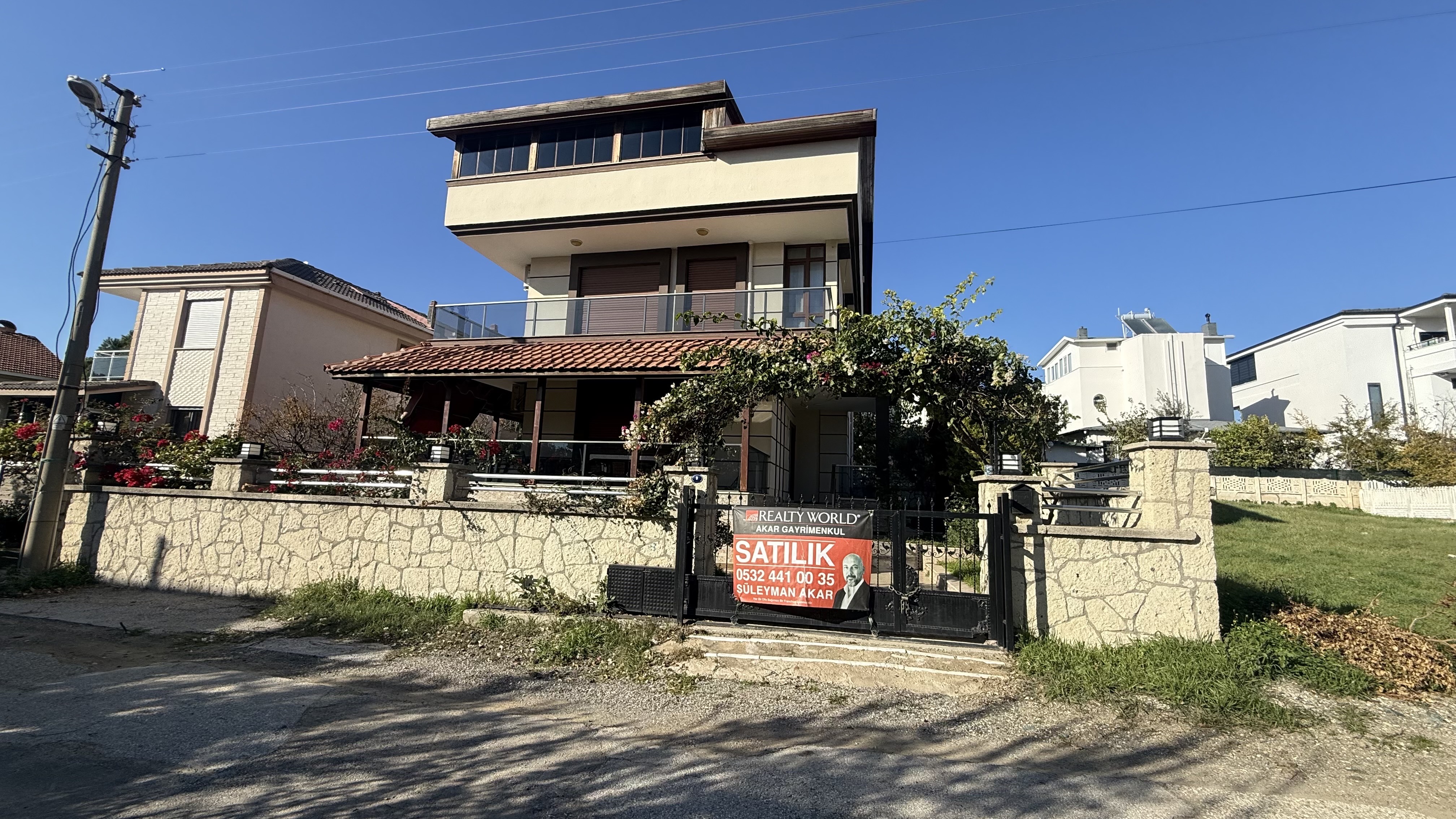Seferihisar Akarca’da Denize 90 Metre 4+2 Eşyalı Villa