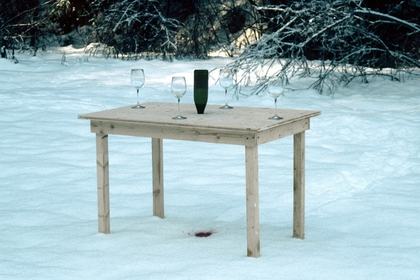 Table avec bouteille de vin + 4 verres