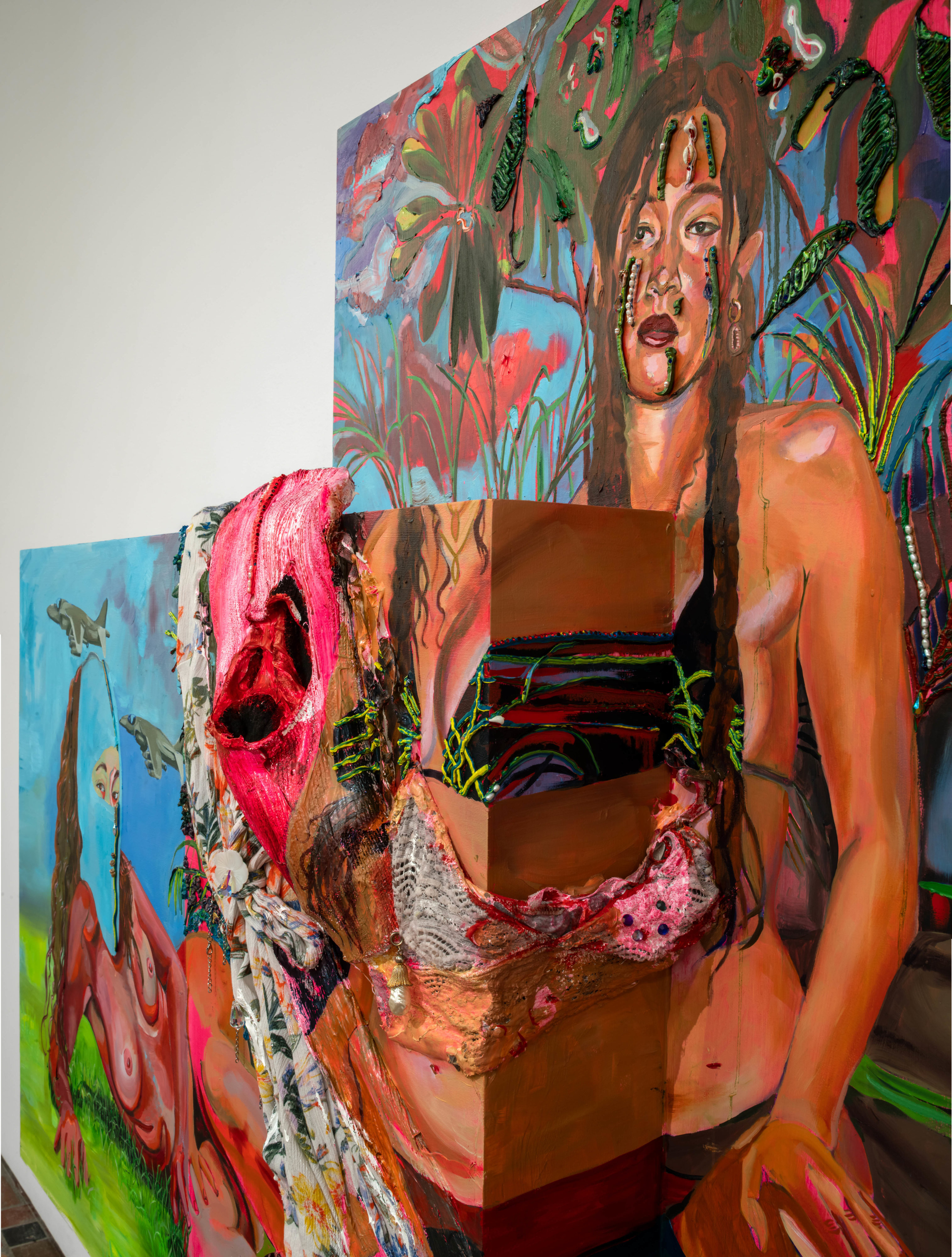Self portraiture in surrounding, in landscape, in DNA, in objects, in material, in eyes, in stories,...
