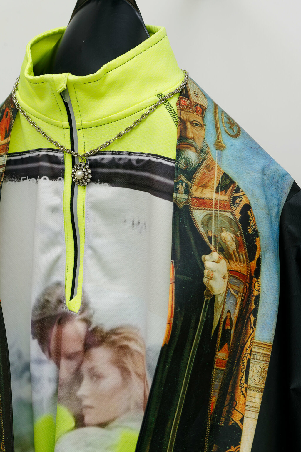 Cape et gilet jaune