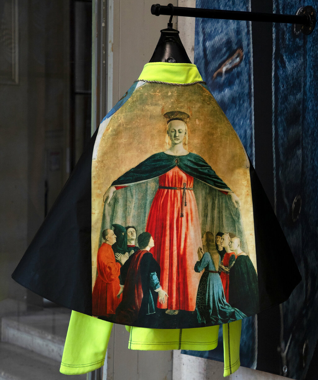Cape et gilet jaune