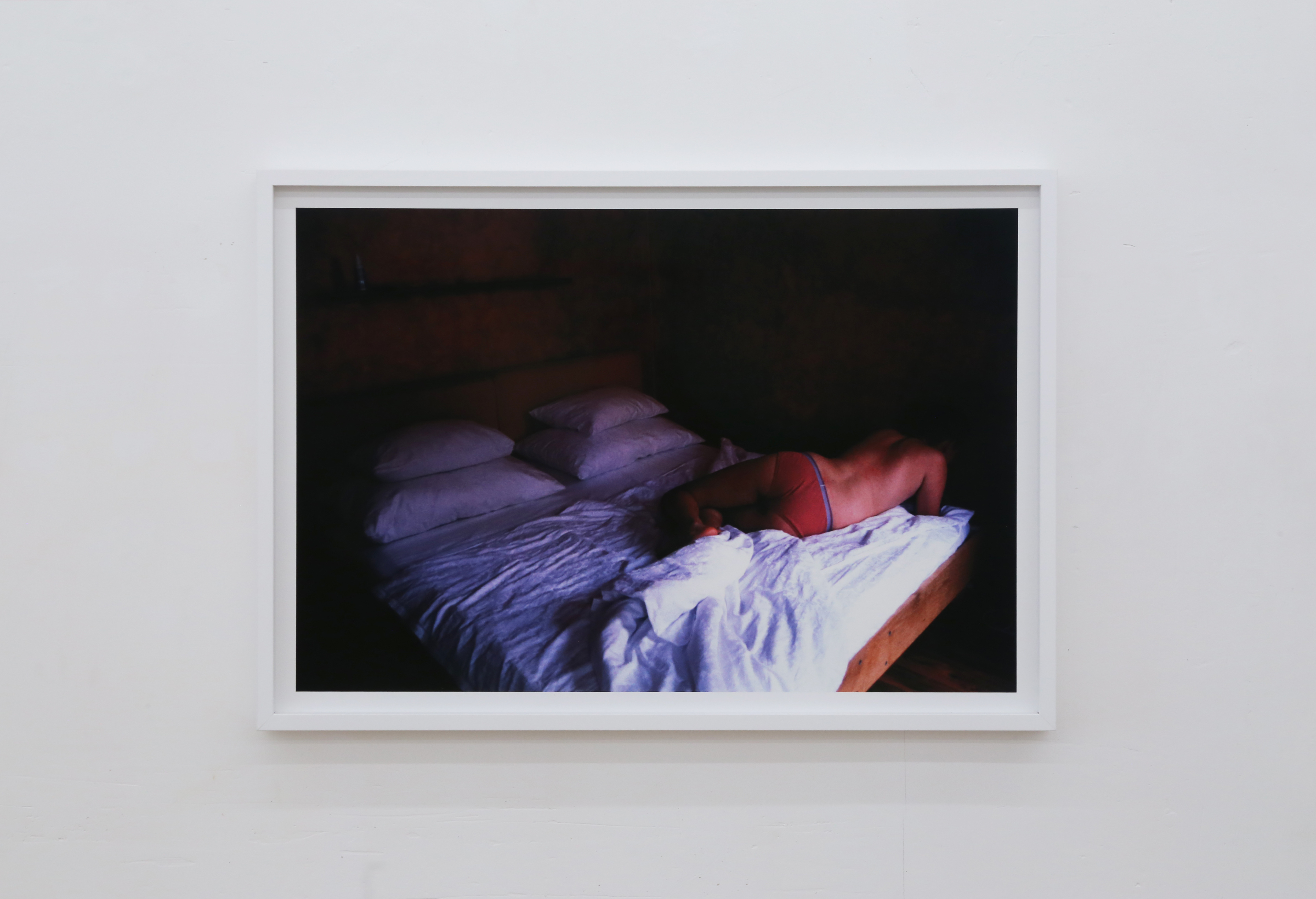 Tu dors à côté de moi dans une chambre d'hôtel à Prague