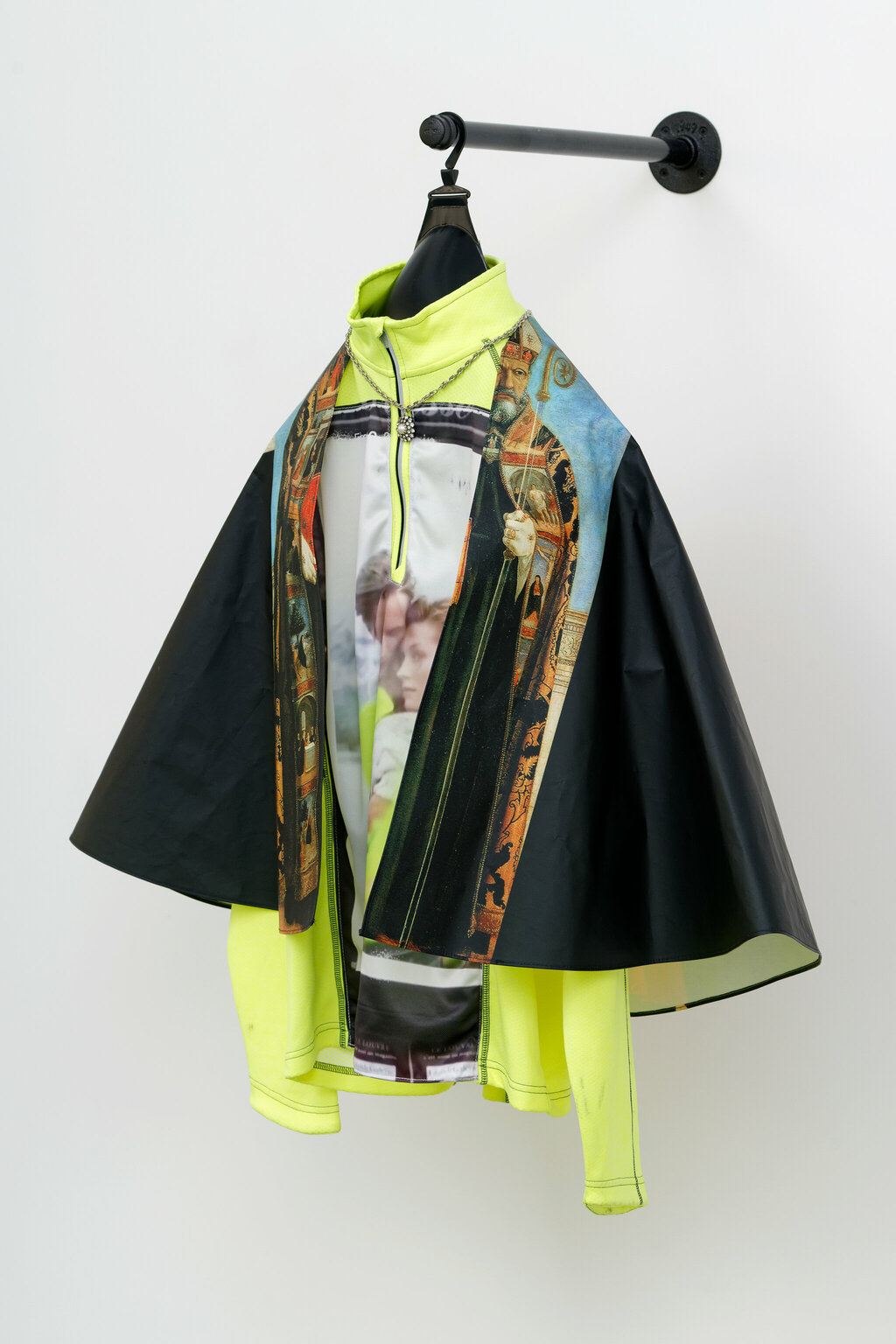 Cape et gilet jaune