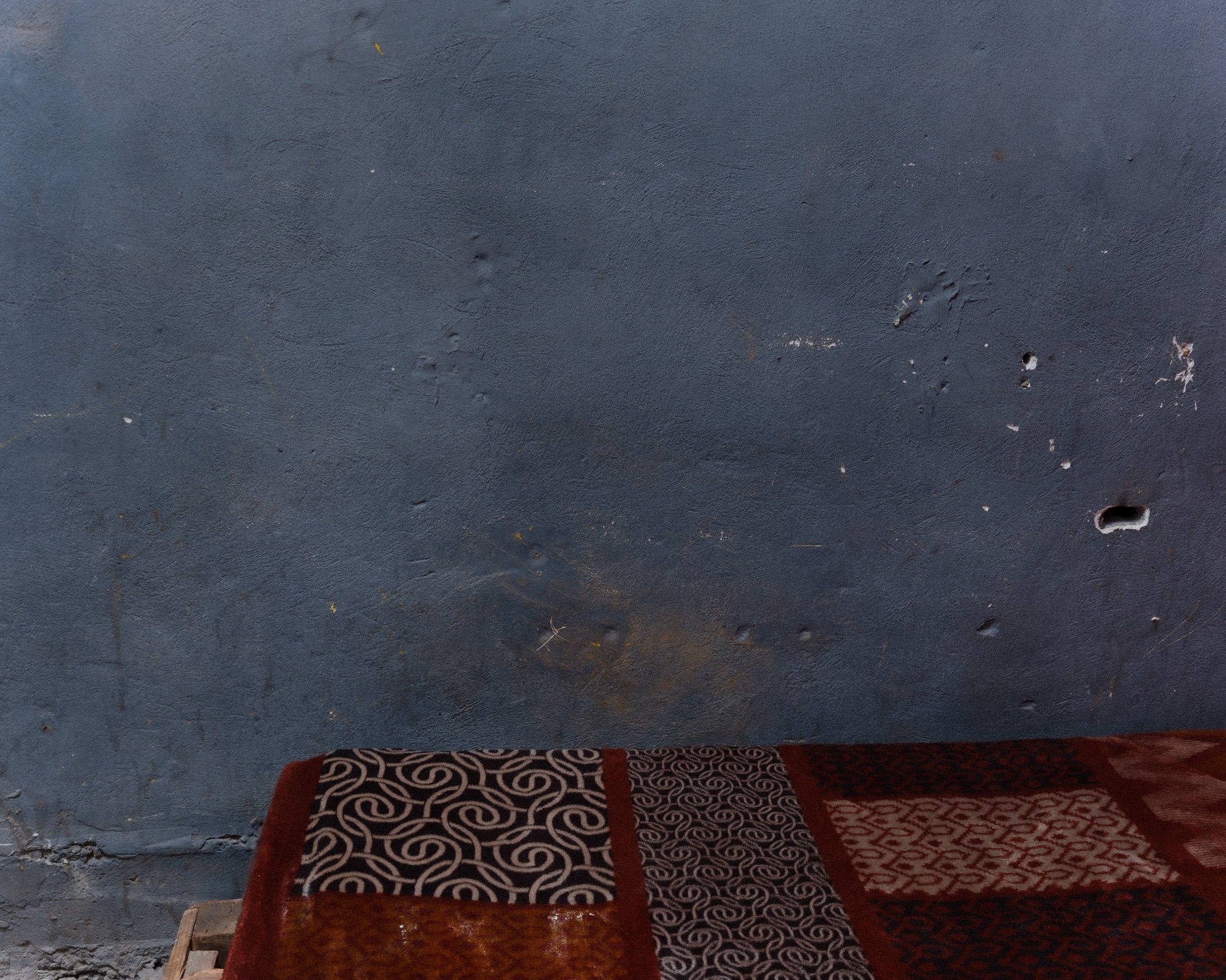 Pared y cubrelecho marrón. Casa de Álex