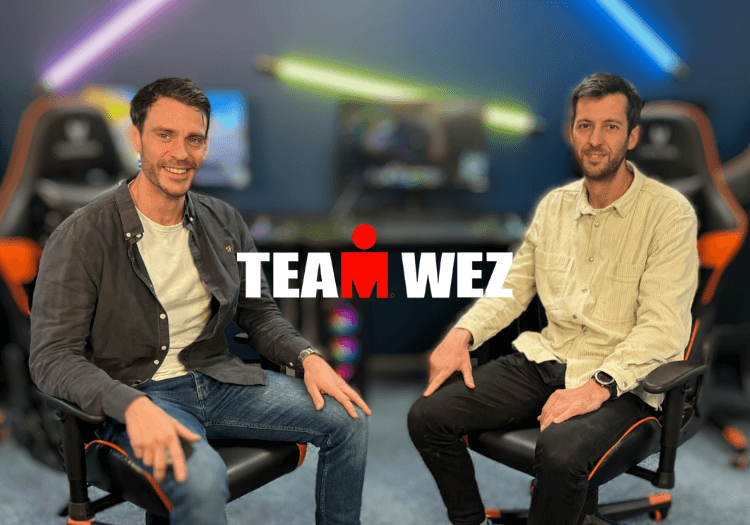 Photo d'Arnaud et Valentin assis dans des fauteuils gaming, souriants, dans la salle de gaming des locaux d'Extia à Sèvres. Cette photo a été prise à l'occasion de l'interview, réalisée durant l'événement gaming "24 heures solidaires".