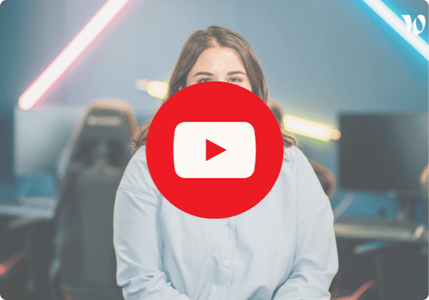 Portrait de Léa dans un environnement de travail moderne avec des lumières colorées en arrière-plan. Une icône YouTube rouge est superposée au centre, indiquant une vidéo à lire. Le logo Welcome to the Jungle est visible en haut à droite.