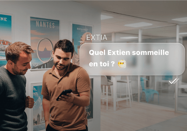 Deux collaborateurs d'Extia discutent devant des affiches de villes où Extia est présente. Un message superposé affiche : "Quel Extien sommeille en toi ? 🤖", invitant à découvrir son profil au sein de l'entreprise.
