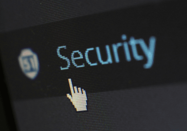 Curseur pointant sur le mot 'Security' à l'écran, illustrant un concept de cybersécurité ou de protection informatique.