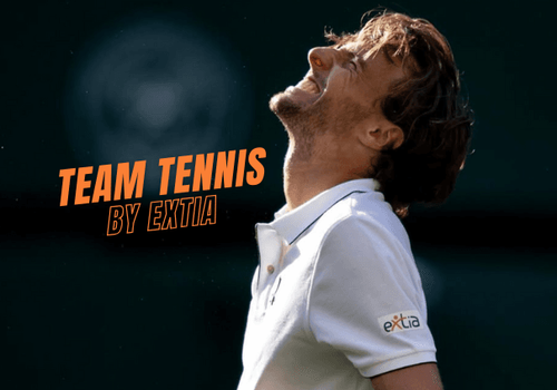 Arthur Rinderknech à Wimbledon vêtu d’un polo blanc avec le logo Extia regarde vers le ciel en souriant. Le texte "TEAM TENNIS BY EXTIA" est superposé en orange et noir sur fond sombre.