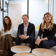Trois collaborateurs Extia Luxe assis dans un espace d’accueil lumineux, souriants, en tenue professionnelle, prêts à échanger.
