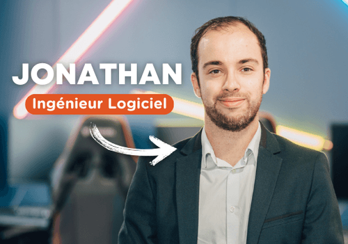 Jonathan, ingénieur logiciel, en costume sombre et chemise blanche, souriant devant un bureau moderne avec chaises gaming et néons colorés. Son prénom et son poste apparaissent en texte sur l'image, accompagnés d'une flèche blanche.