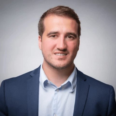 Portrait de Jeremy CACHET, Head Of AI Practice. Il porte un costume et une chemise bleue