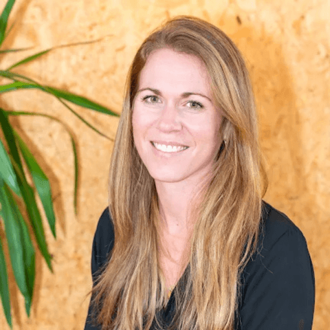 Portrait de Lucie Quesnel, Directrice Expérience Collaborateur et RSE. Elle est souriante et porte un chemisier noir.