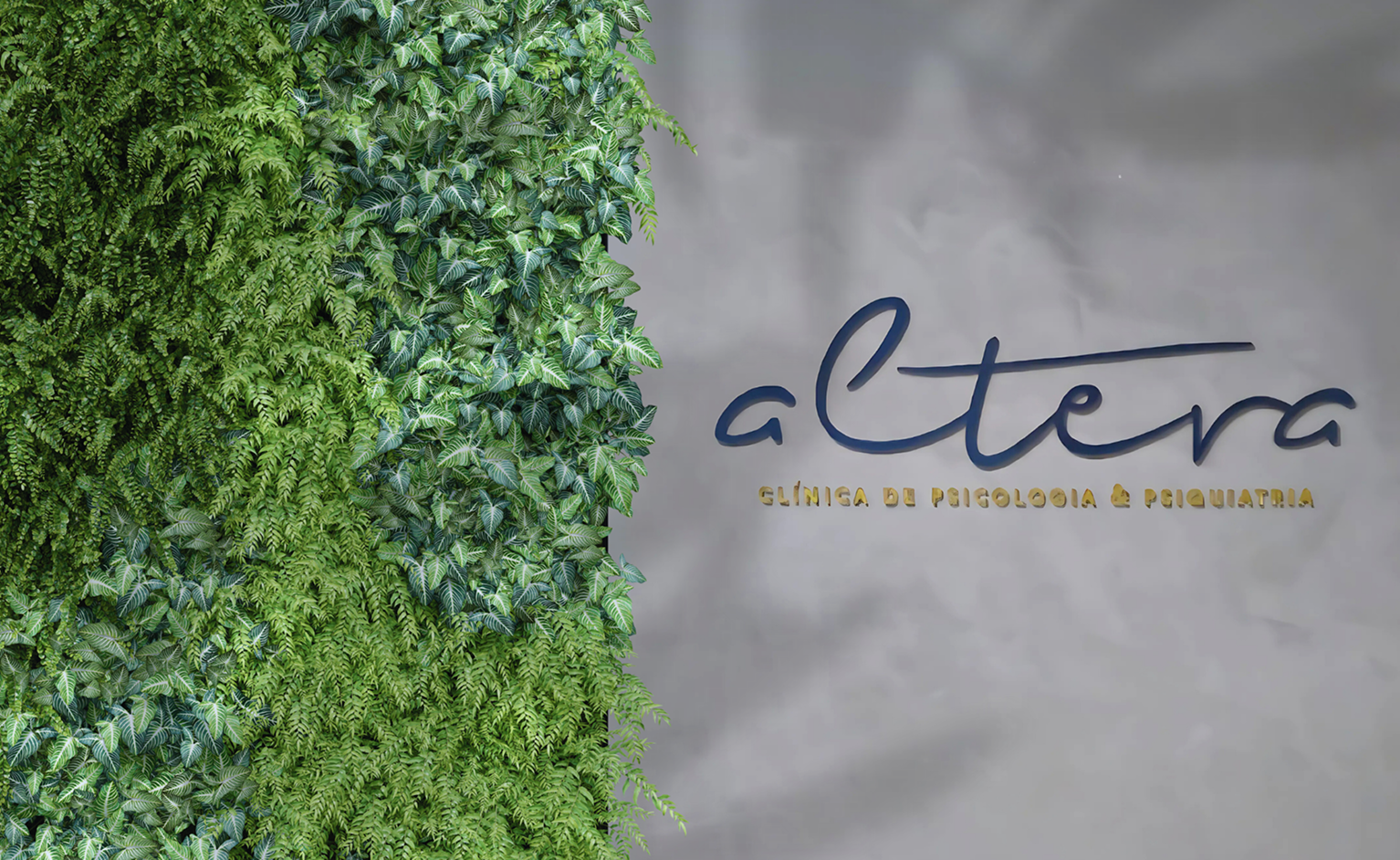 Clínica Altera — parede verde com plantas naturais