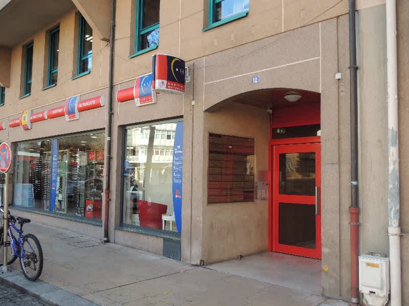 Dentiste Annemasse Carie  : Les Fissures Et Petits Trous, Qui Ramollissent En Présence D�une Carie, Peuvent Être Repérés Par Le Dentiste.