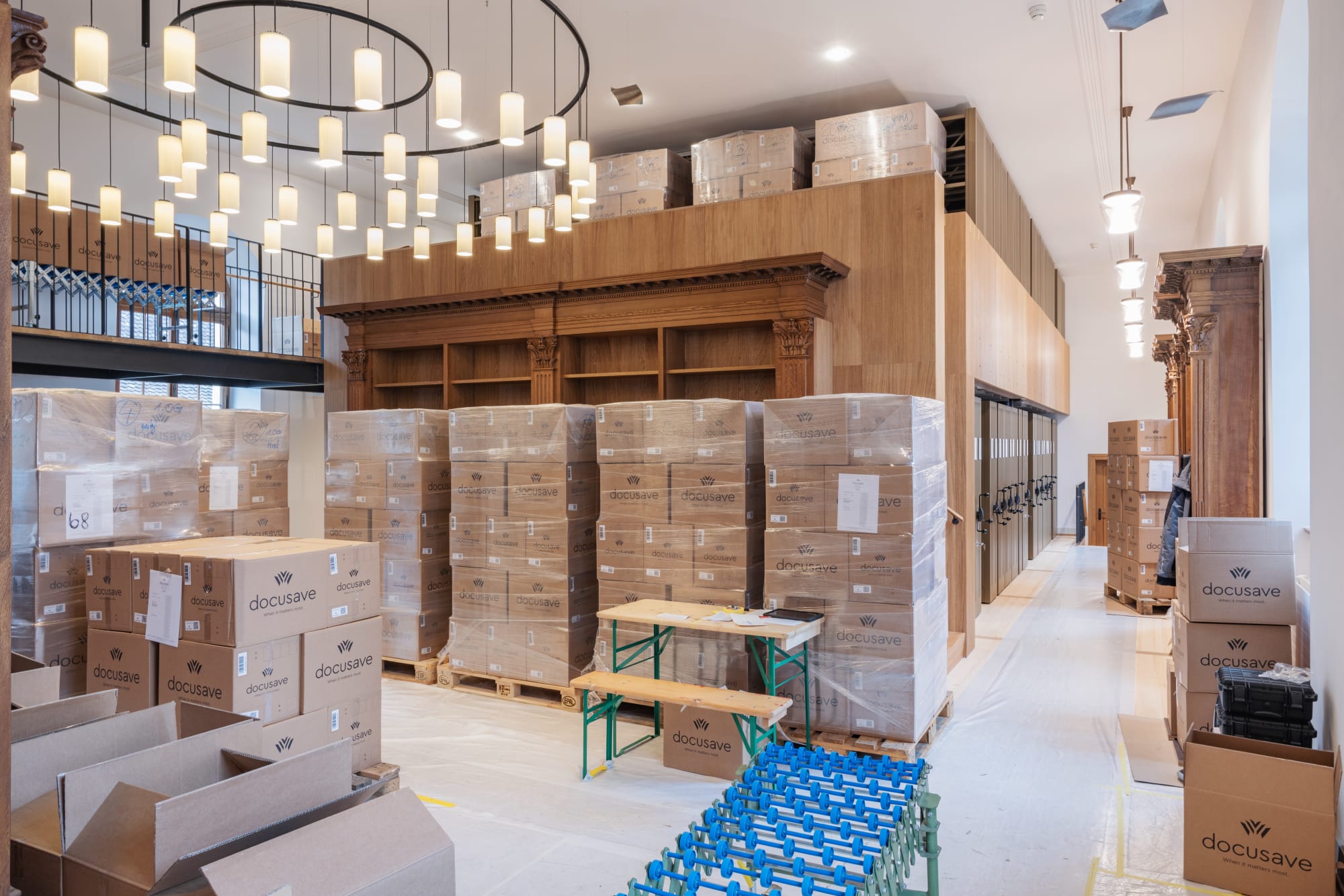 Réinstallation des livres dans la nouvelle salle de lecture.