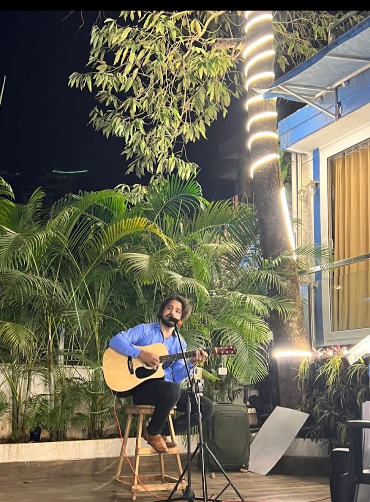 Professional live singer for corporate events Mumbai performing Bollywood songs at an award night gala