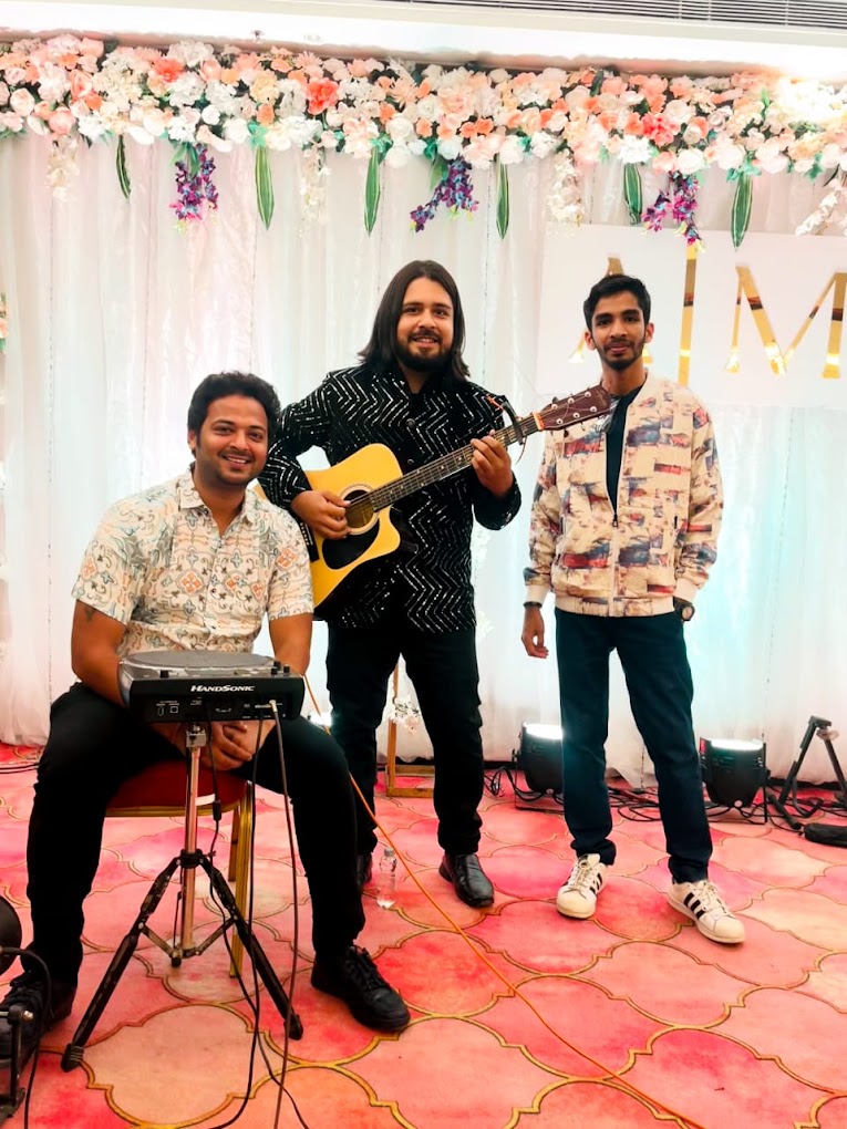 Live singer in Mumbai performing professional Bollywood entertainment for house parties, weddings, and corporate events