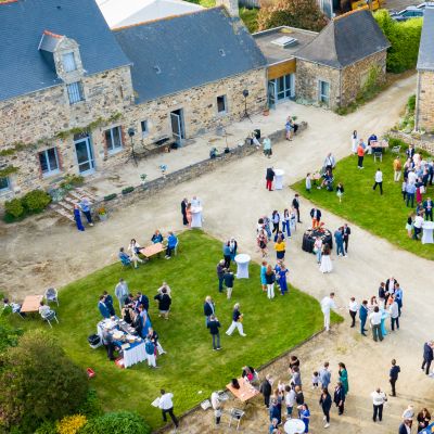 Splendide manoir du XVI è siècle avec sa façade en pierres et son jardin champêtre 