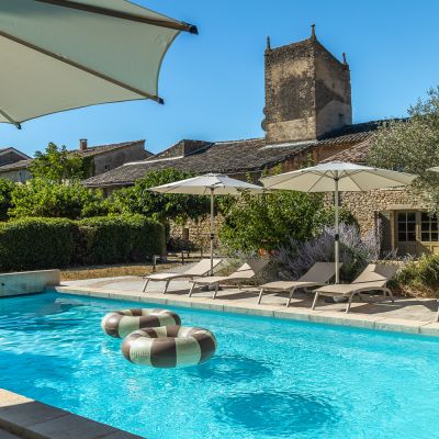 Domaine Marbault - Espace piscine avec vue sur le pigeonnier