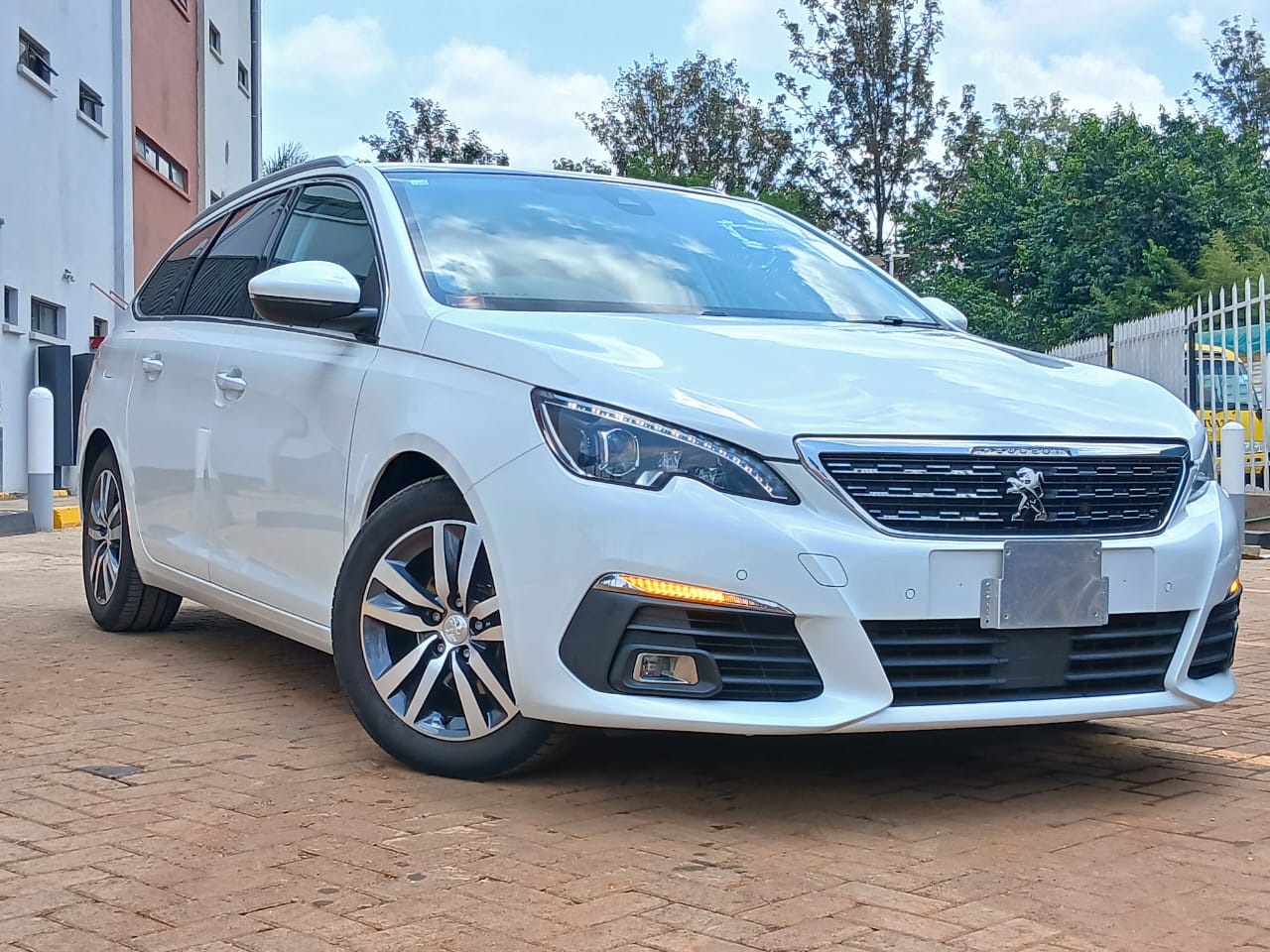 The 2018 Peugeot 308 SW diesel thumbnail 2