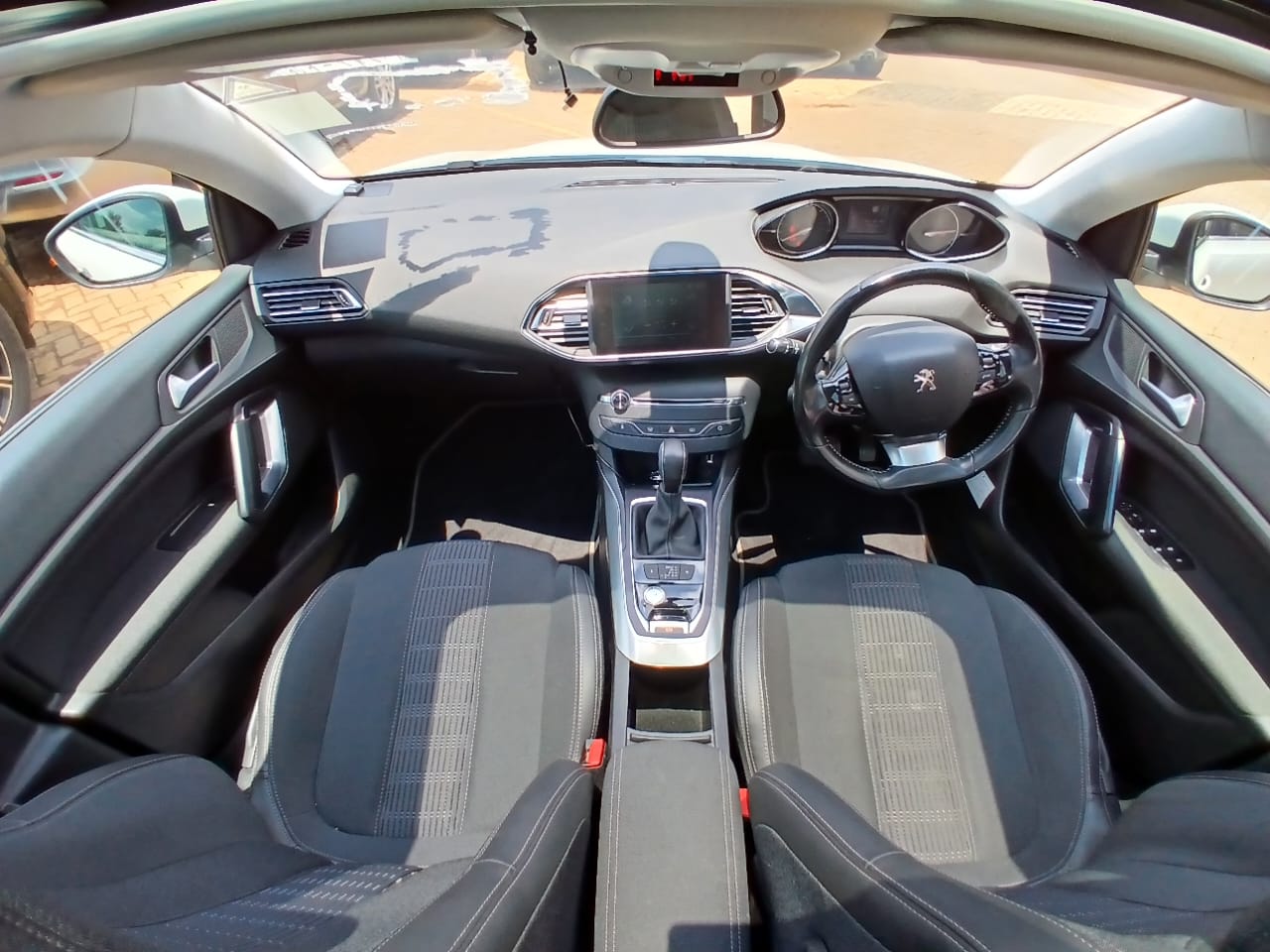 The 2018 Peugeot 308 SW diesel thumbnail 3