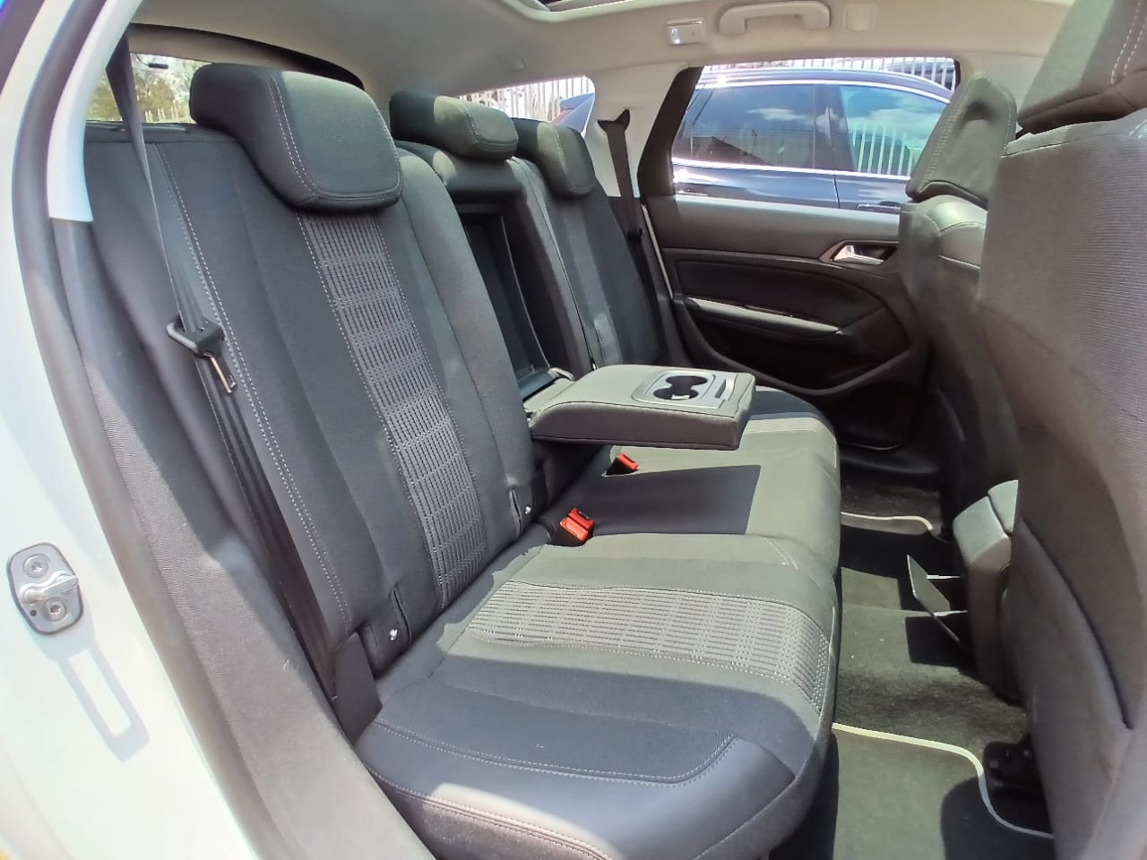 The 2018 Peugeot 308 SW diesel thumbnail 4