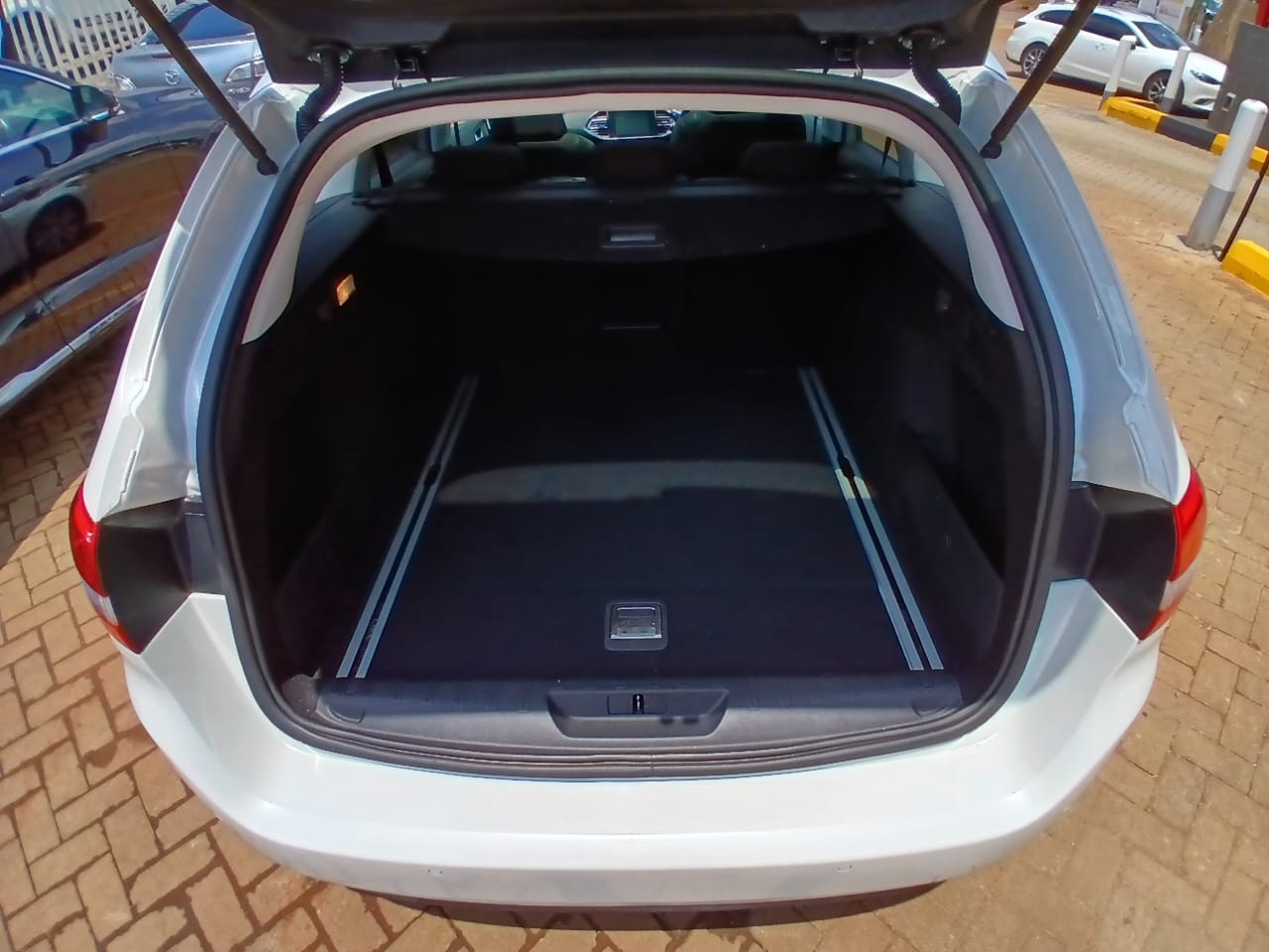 The 2018 Peugeot 308 SW diesel thumbnail 5