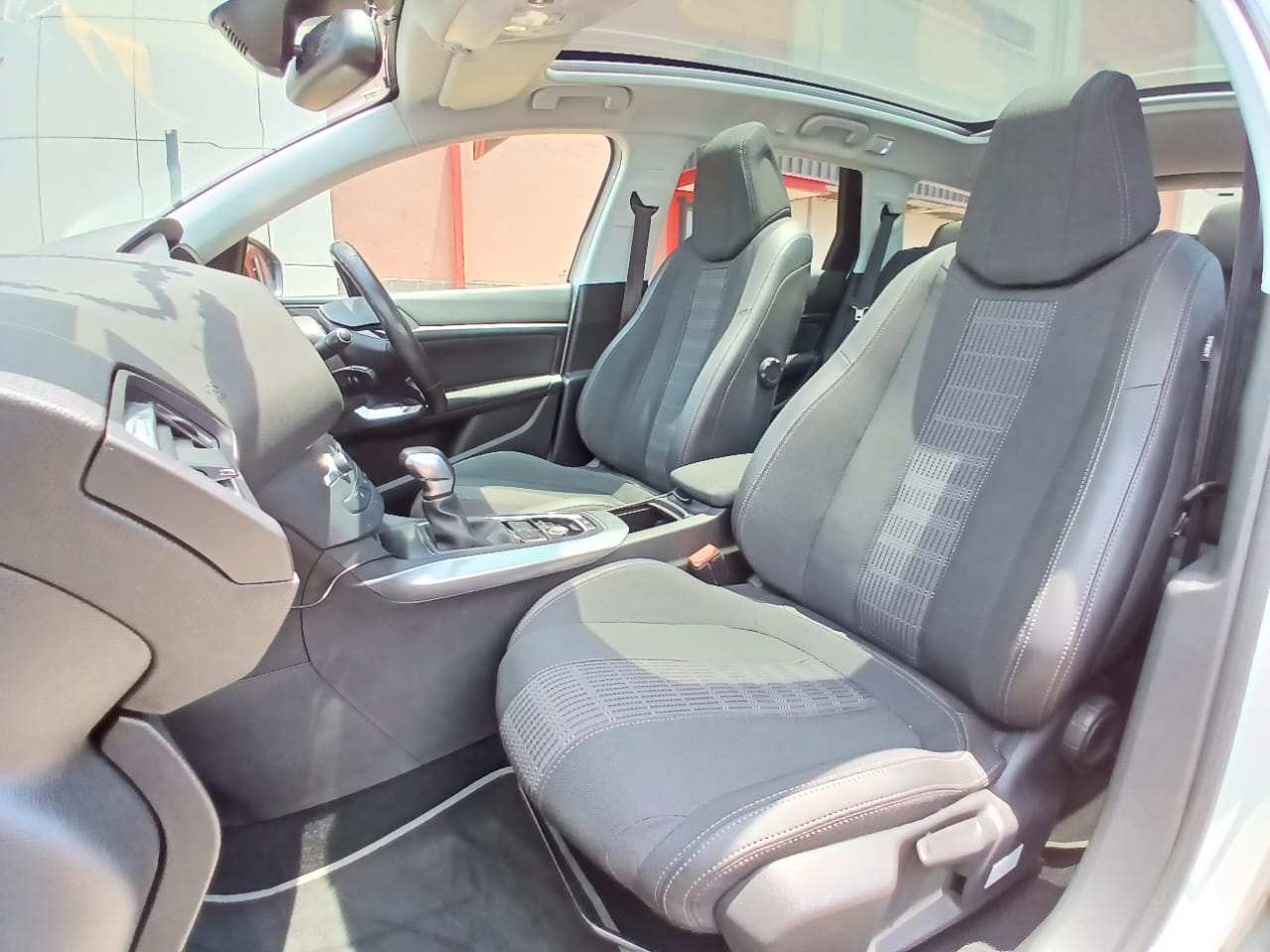 The 2018 Peugeot 308 SW diesel thumbnail 6