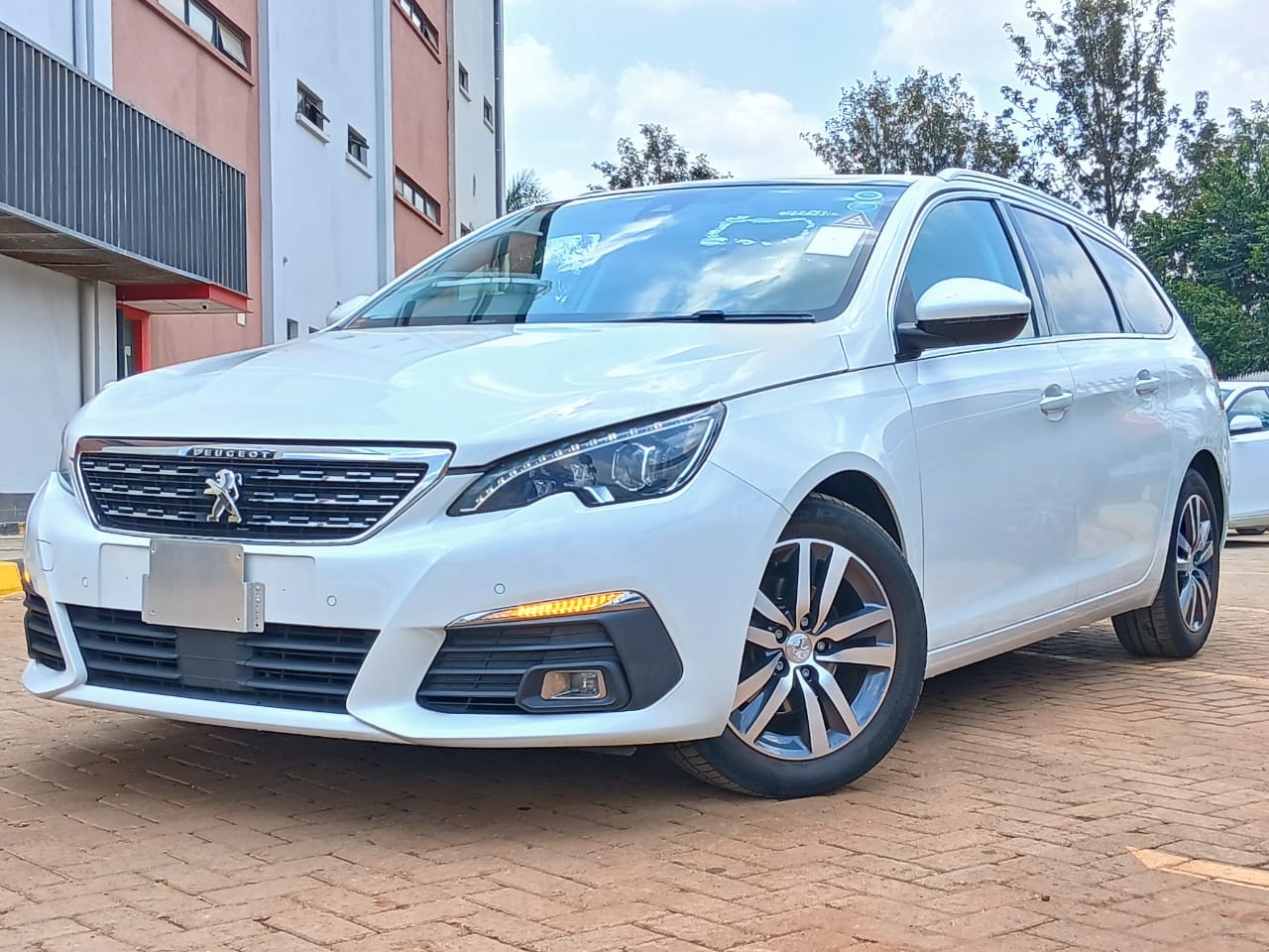 The 2018 Peugeot 308 SW diesel thumbnail 7