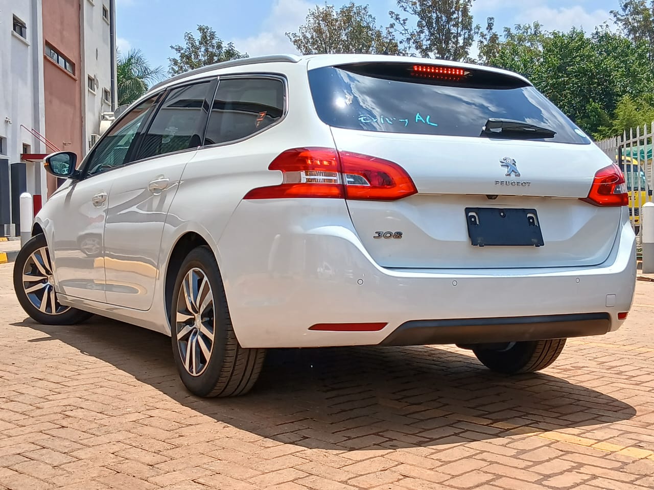 The 2018 Peugeot 308 SW diesel thumbnail 8