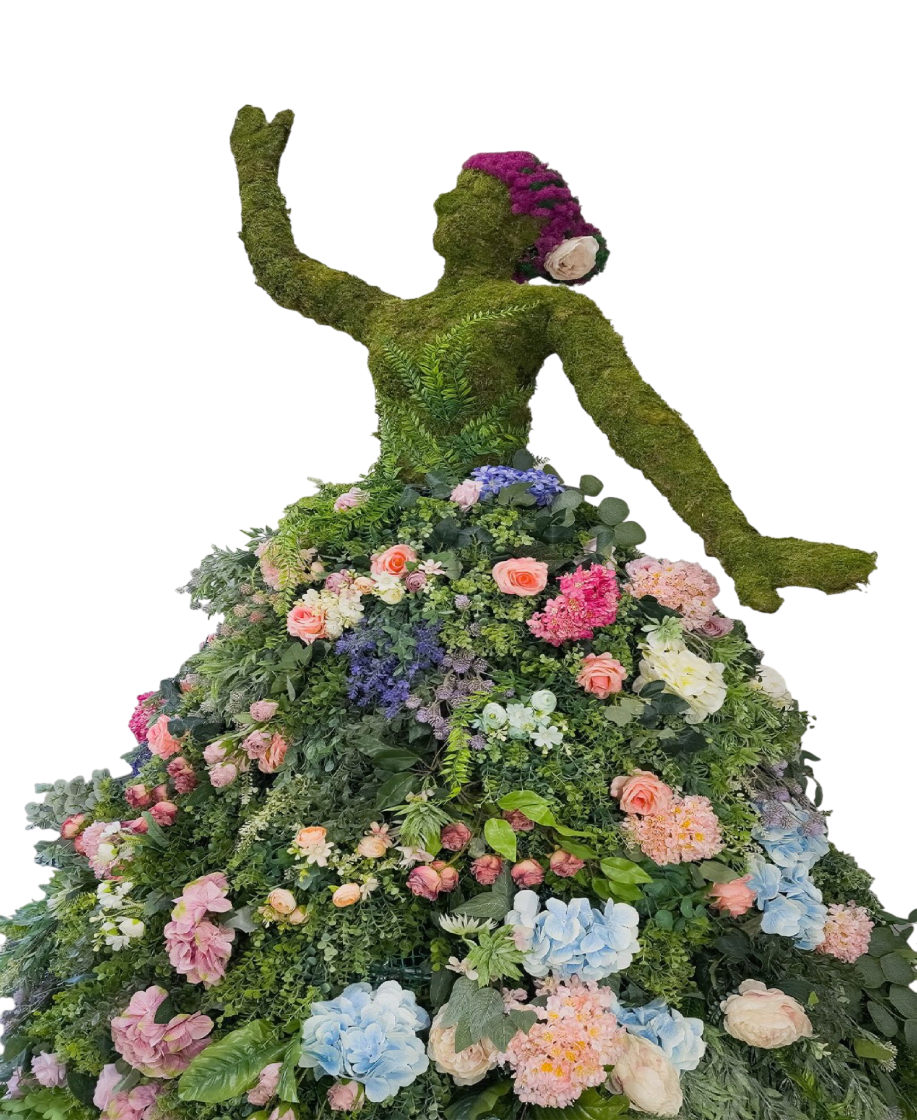 Etherea, monumentale florale Damenfigur aus Moos und Blüten