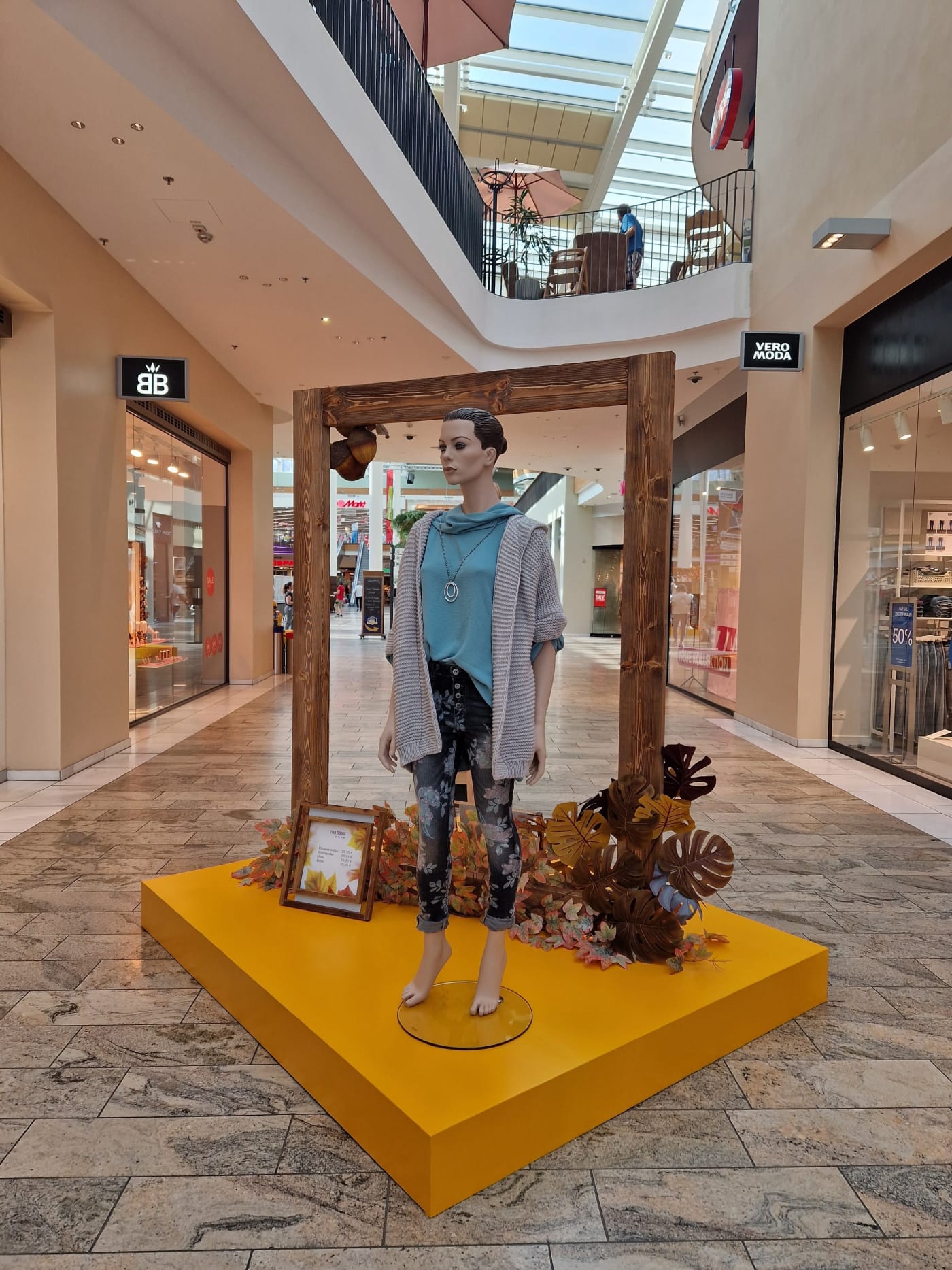 FRAMES im Herbstdesign mit Mannequin und Laubdeko im Center