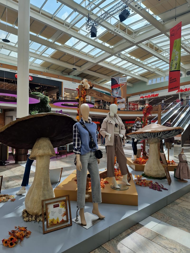 Herbstinszenierung mit Pilzobjekten und Mannequins